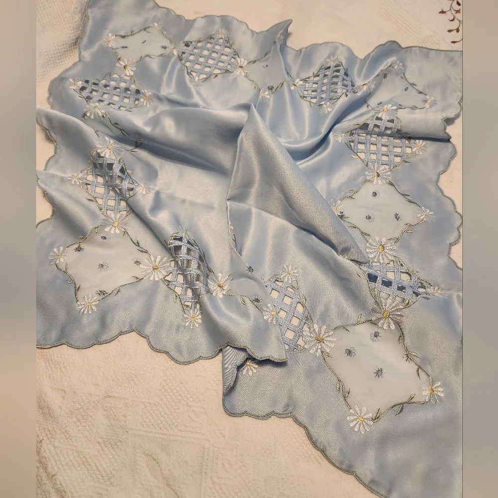 Square Table Linen/Topper - Picture 5 of 6